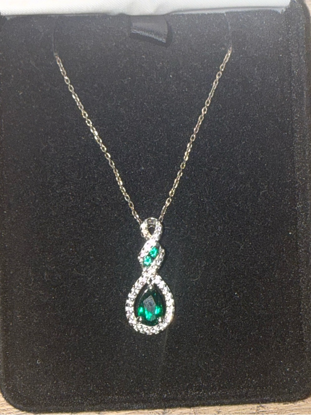Kay jewelers emerald and white sapphire necklace